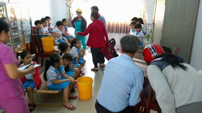 Hàng[-]chục[-]trẻ[-]nhập[-]viện[-]sau[-]khi[-]uống[-]sữa